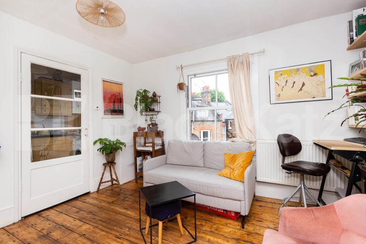 Split level 1 bedroom on a residential street in Highbury Northolme Road, Highbury